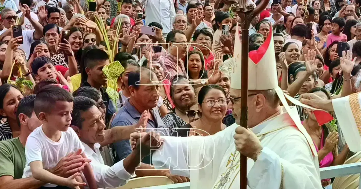 Monseñor Estanislao Dowlaszewicz saluda a los fieles en Domingo de Resurrección.