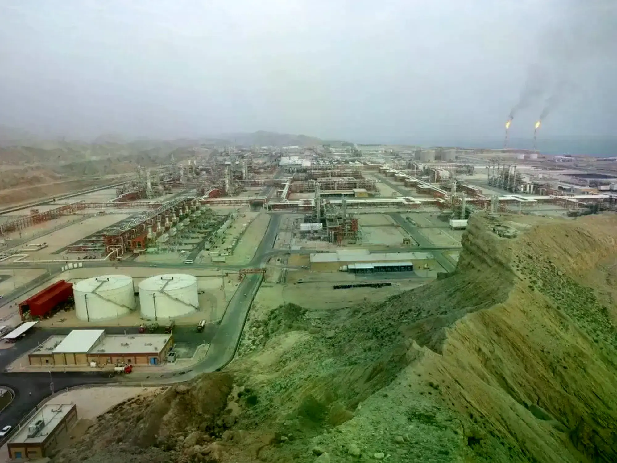 Humo y fuego cerca del campo gasífero de South Pars durante un ataque.