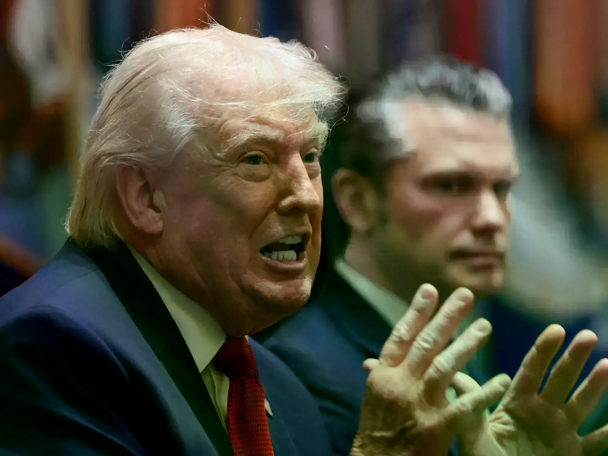 Donald Trump junto a su secretario de Defensa, Pete Hegseth.