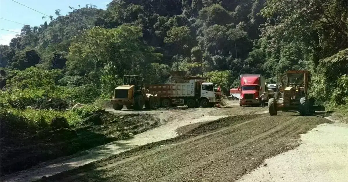 Trabajos de emergencia en la carretera nueva Cochabamba - Santa Cruz.