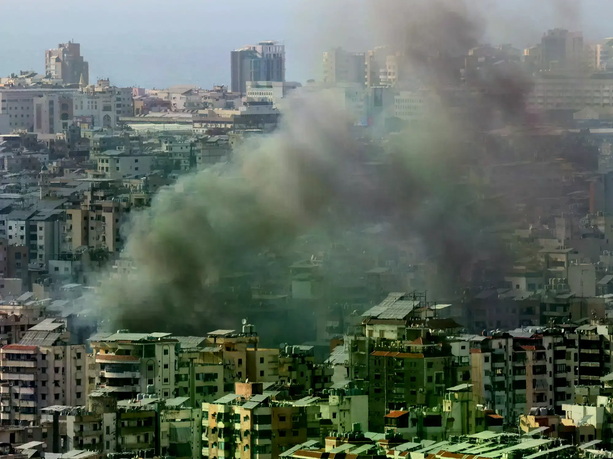 Un bombero revisa una zona atacada en Beirut.