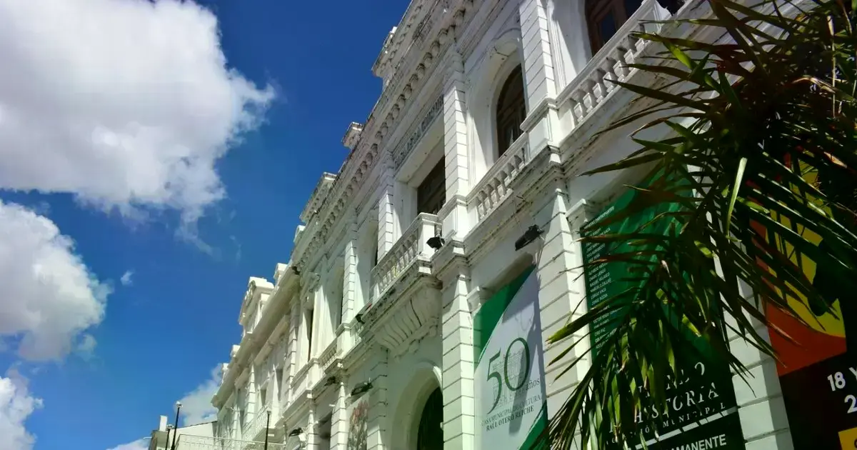 El frontis de la Casa Municipal de Cultura Raúl Otero Reiche, en pleno corazón de la capital cruceña.