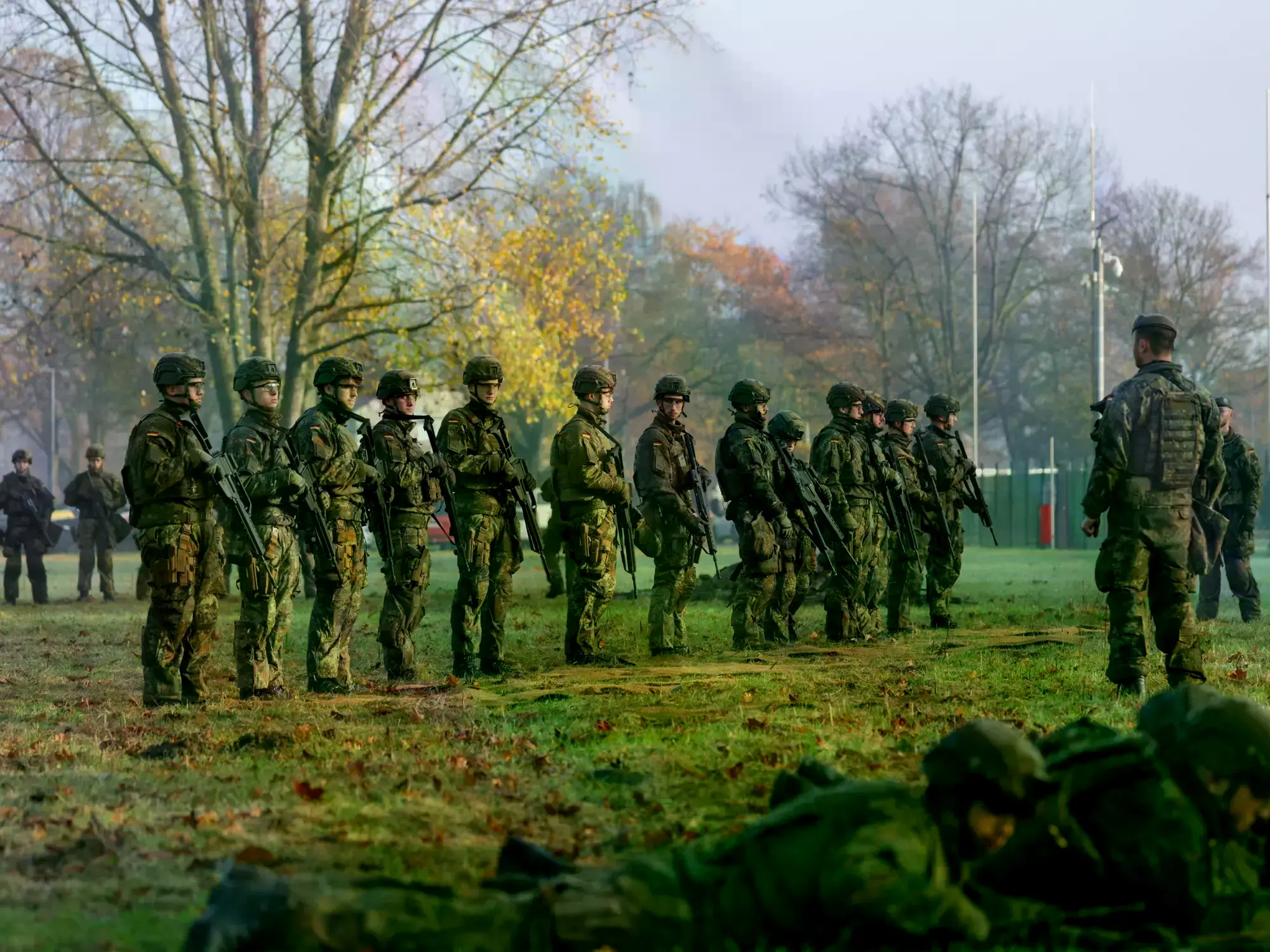 Soldados participan en un entrenamiento con armas durante la visita del ministro de Defensa alemán.