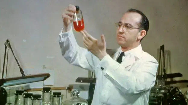 El Dr. Jonas Salk en su laboratorio.