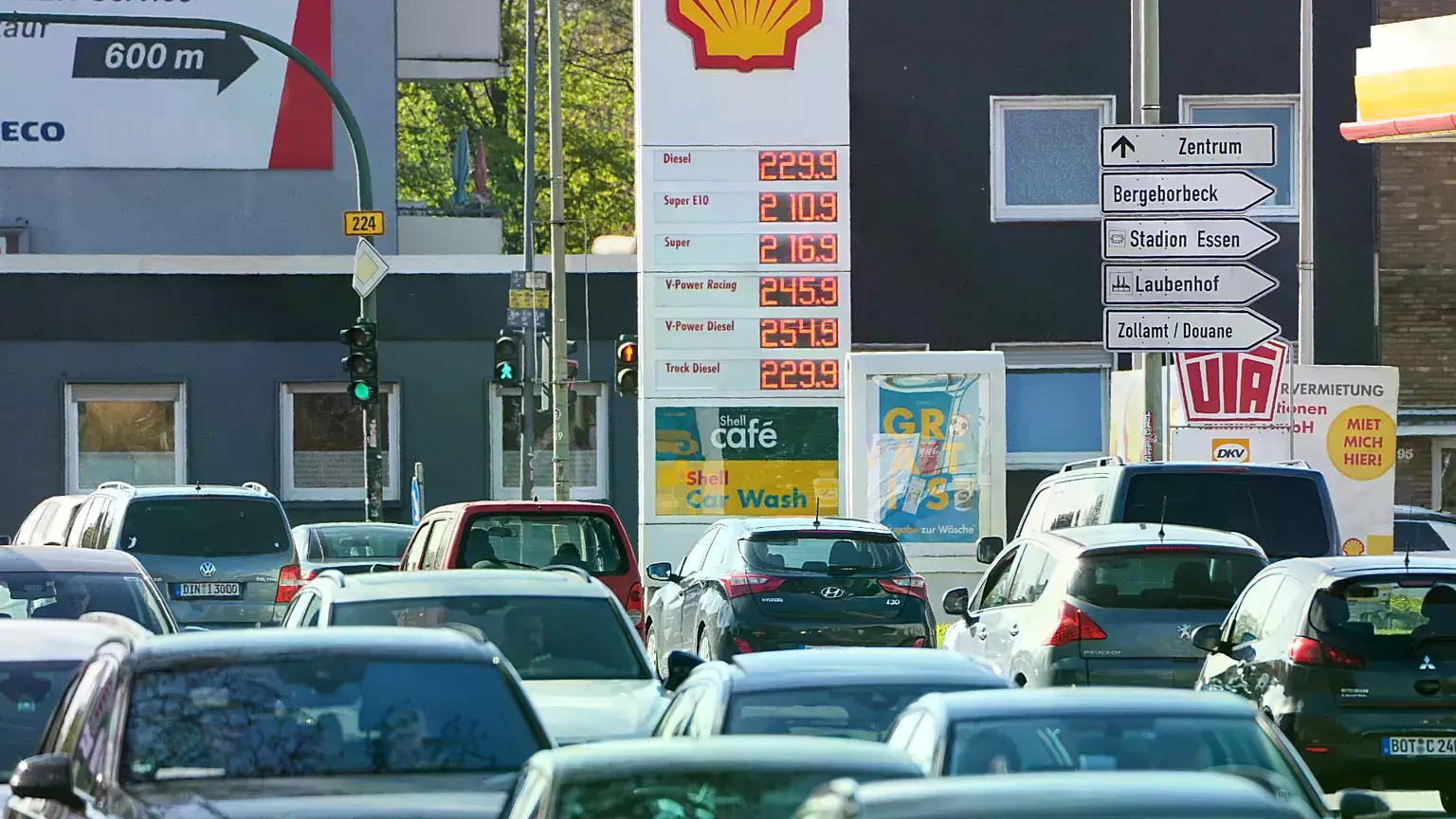 Una estación de servicio en Essen, Alemania, muestra los altos precios del combustible.
