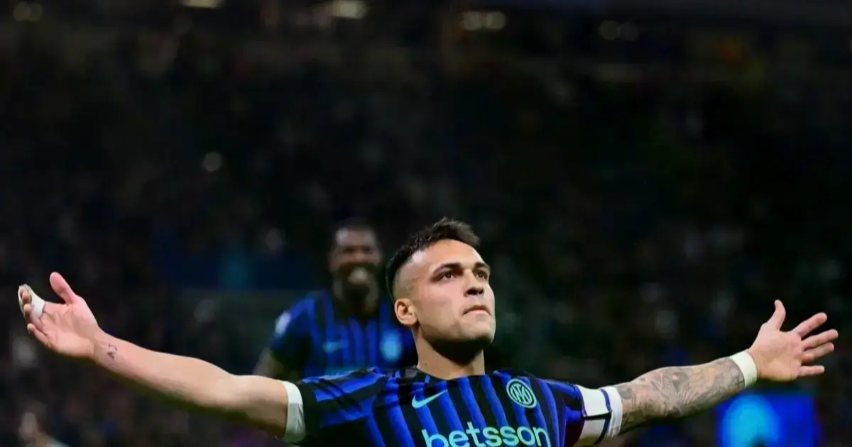 Lautaro Martínez festejando un gol.