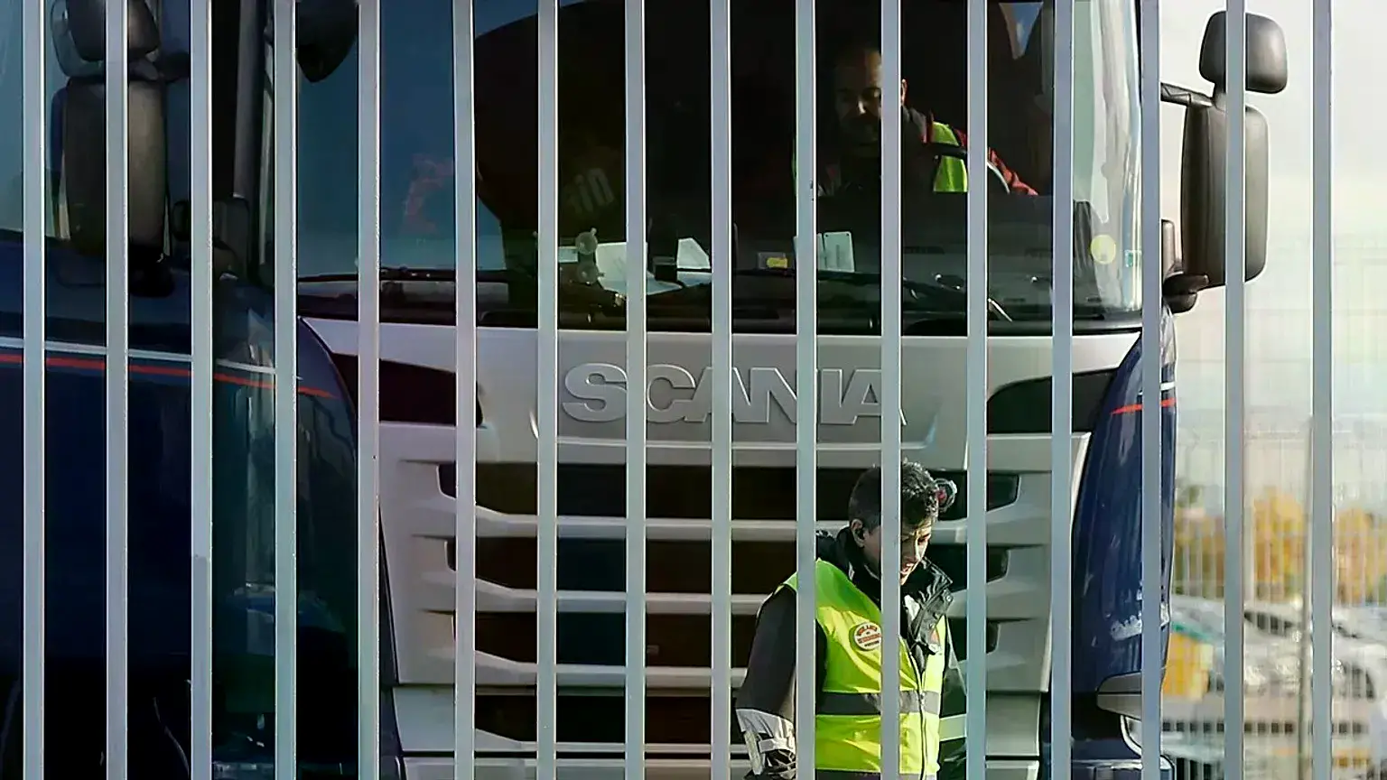 Un guardia de seguridad junto a un camión en las afueras del principal centro logístico de Amazon en Madrid, España, el 22 de