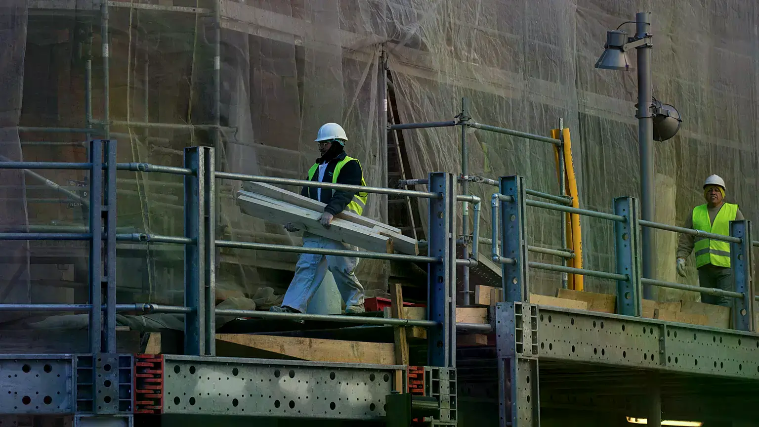 Obreros trabajan en una obra en construcción en Madrid, España, el 3 de diciembre de 2013.