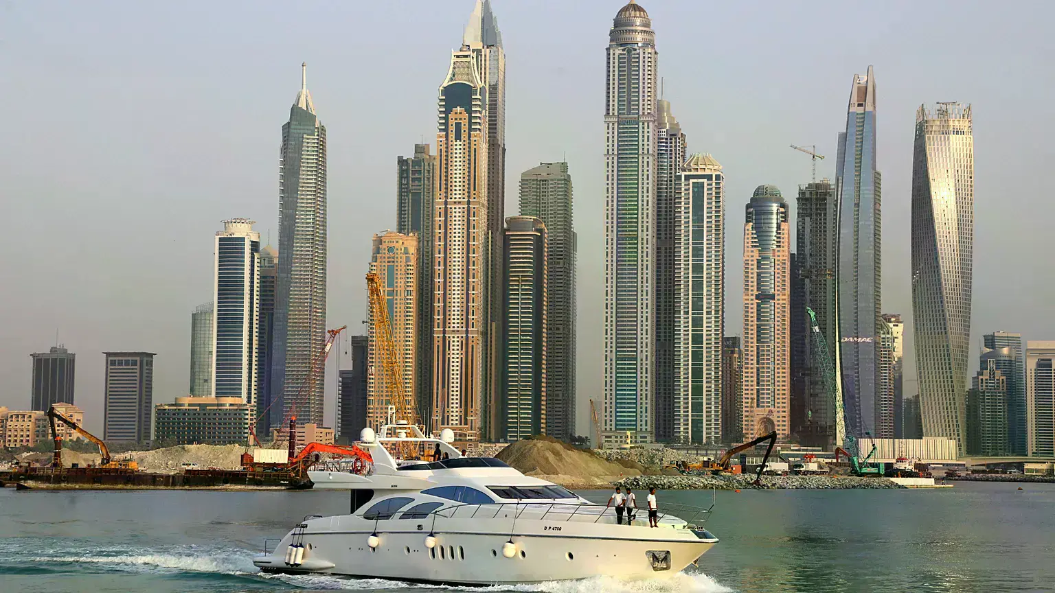 Una embarcación pasa junto a altos rascacielos en la Marina, vista desde la isla Palm Jumeirah en Dubái.