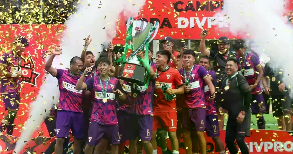 Los jugadores de Always Ready festejan el título.