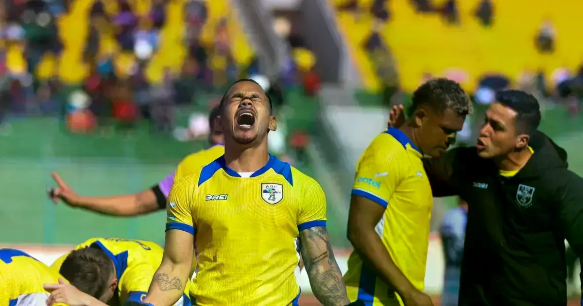 Rodderyk Perozo festeja su gol para ABB.