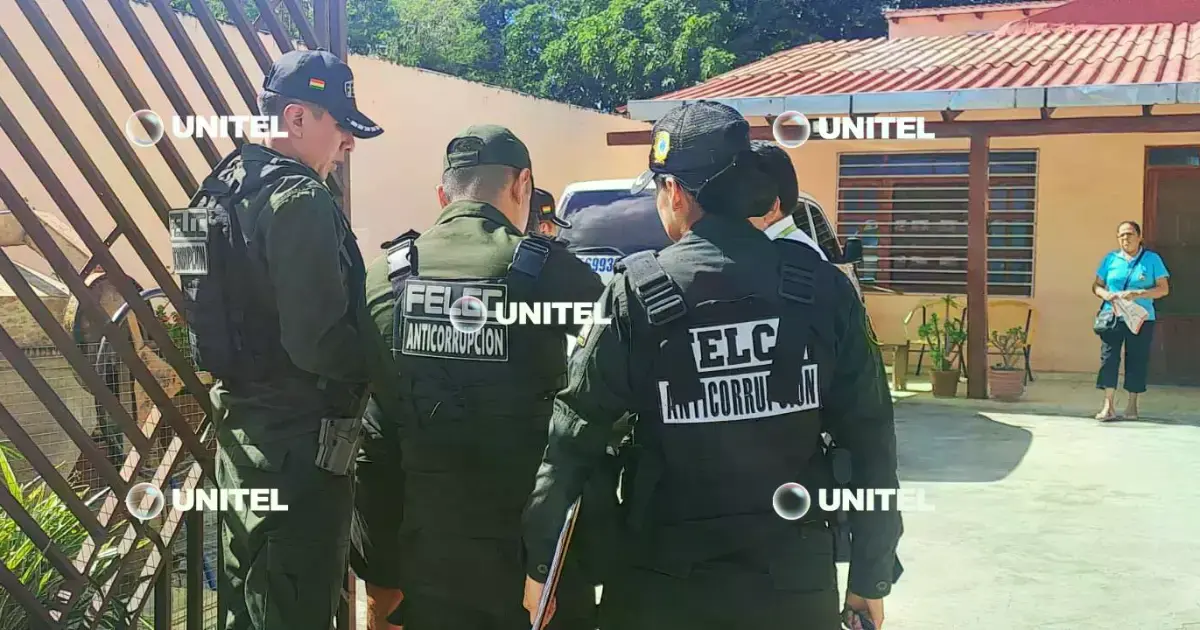 La Policía ingresa a una de las autoescuelas allanadas.