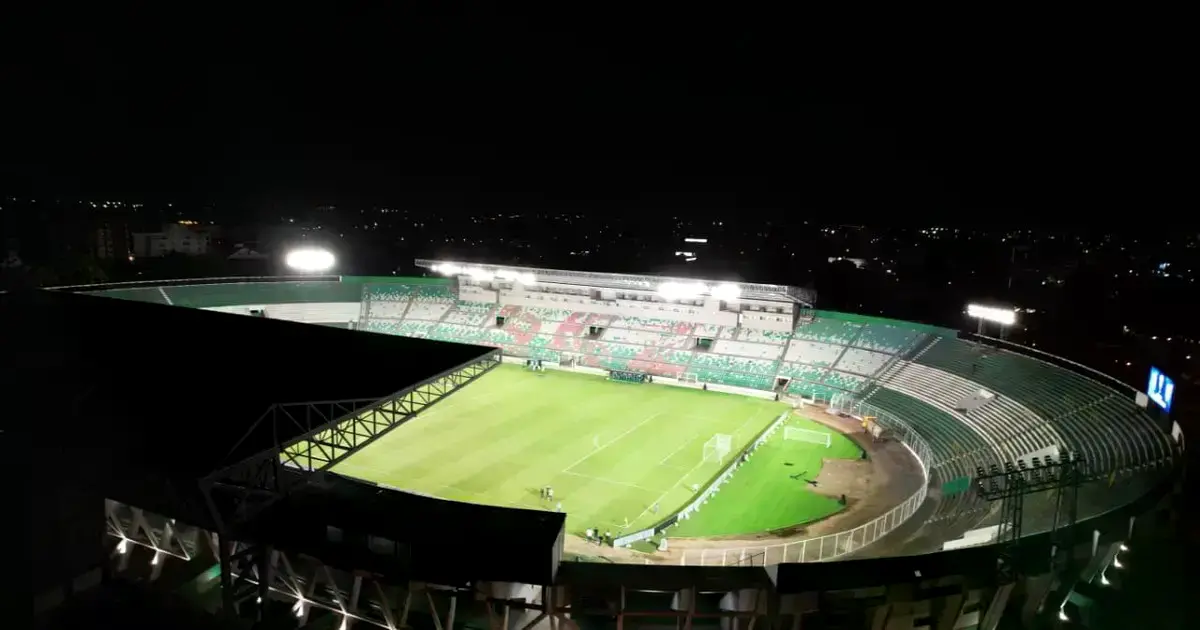 El principal recinto deportivo cruceño con las luces encendidas.