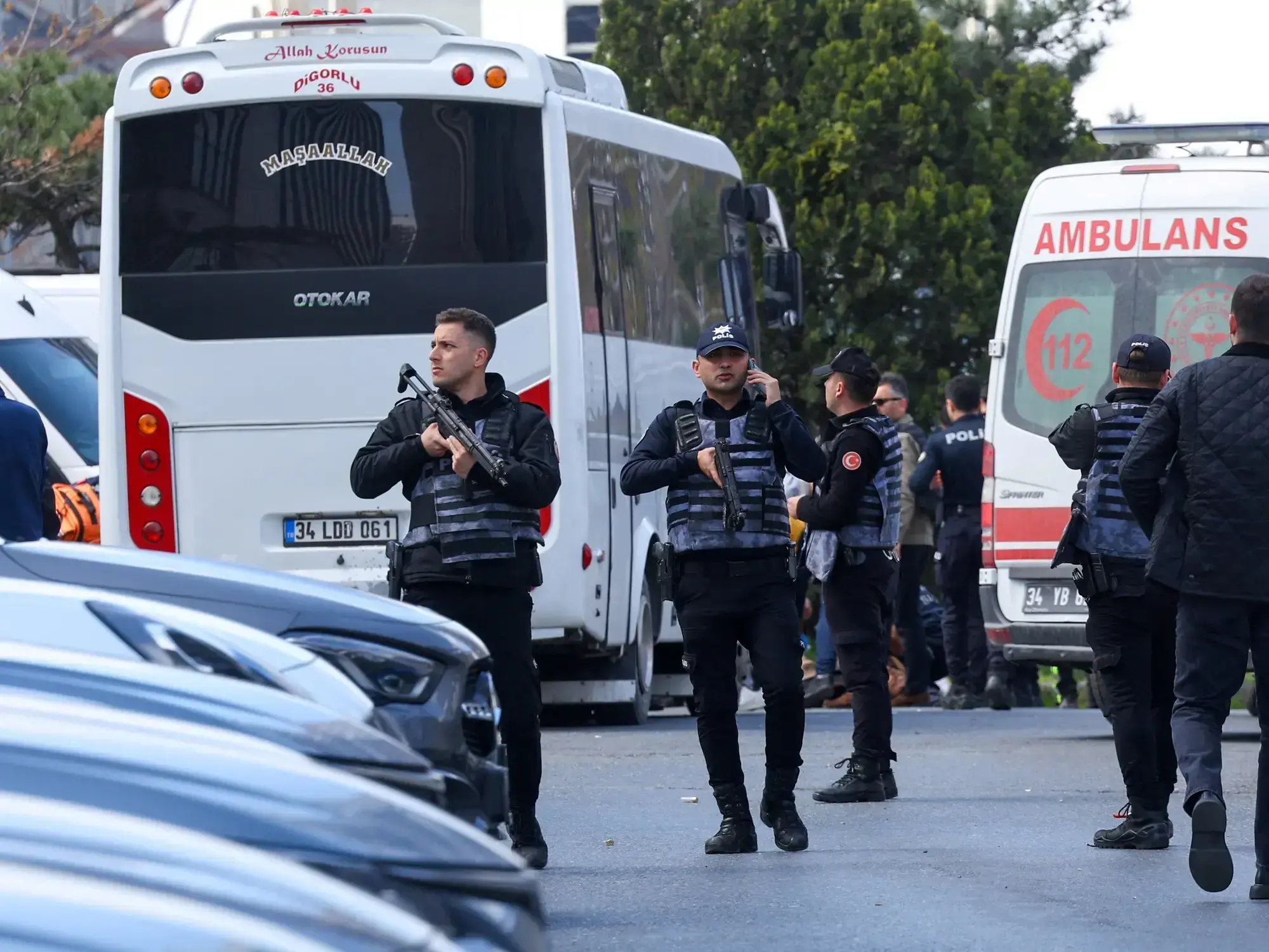 La policía rodea el cuerpo de uno de los presuntos agresores abatidos.