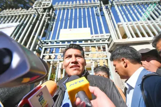 Candidato René Yahuasi, este lunes, en declaraciones a la prensa de La Paz, en el TSE.