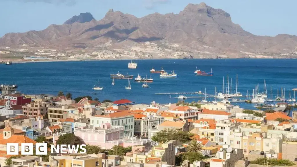 Turistas en una playa de Cabo Verde, destino popular por sus playas y clima.