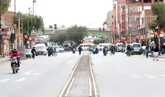 Choferes bloquearon la ciudad de Oruro este lunes en protesta por la calidad del combustible.