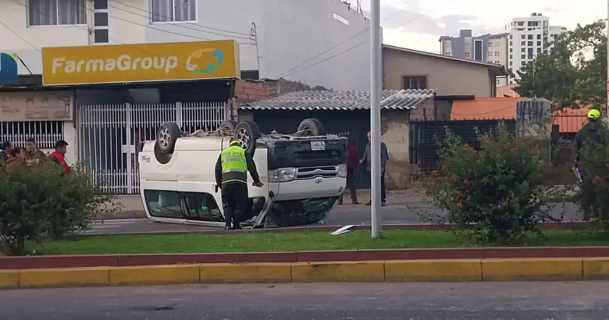 El minibús quedó volcado sobre la vía tras el impacto.