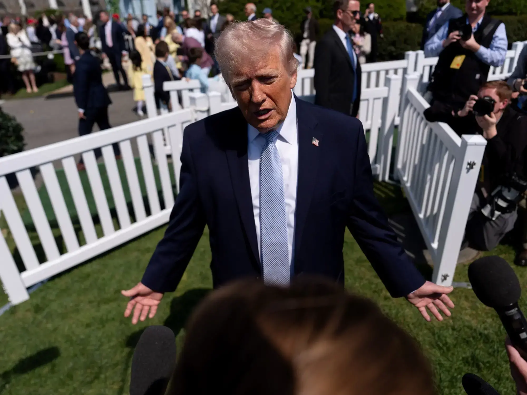 Trump habla con periodistas en la Casa Blanca.