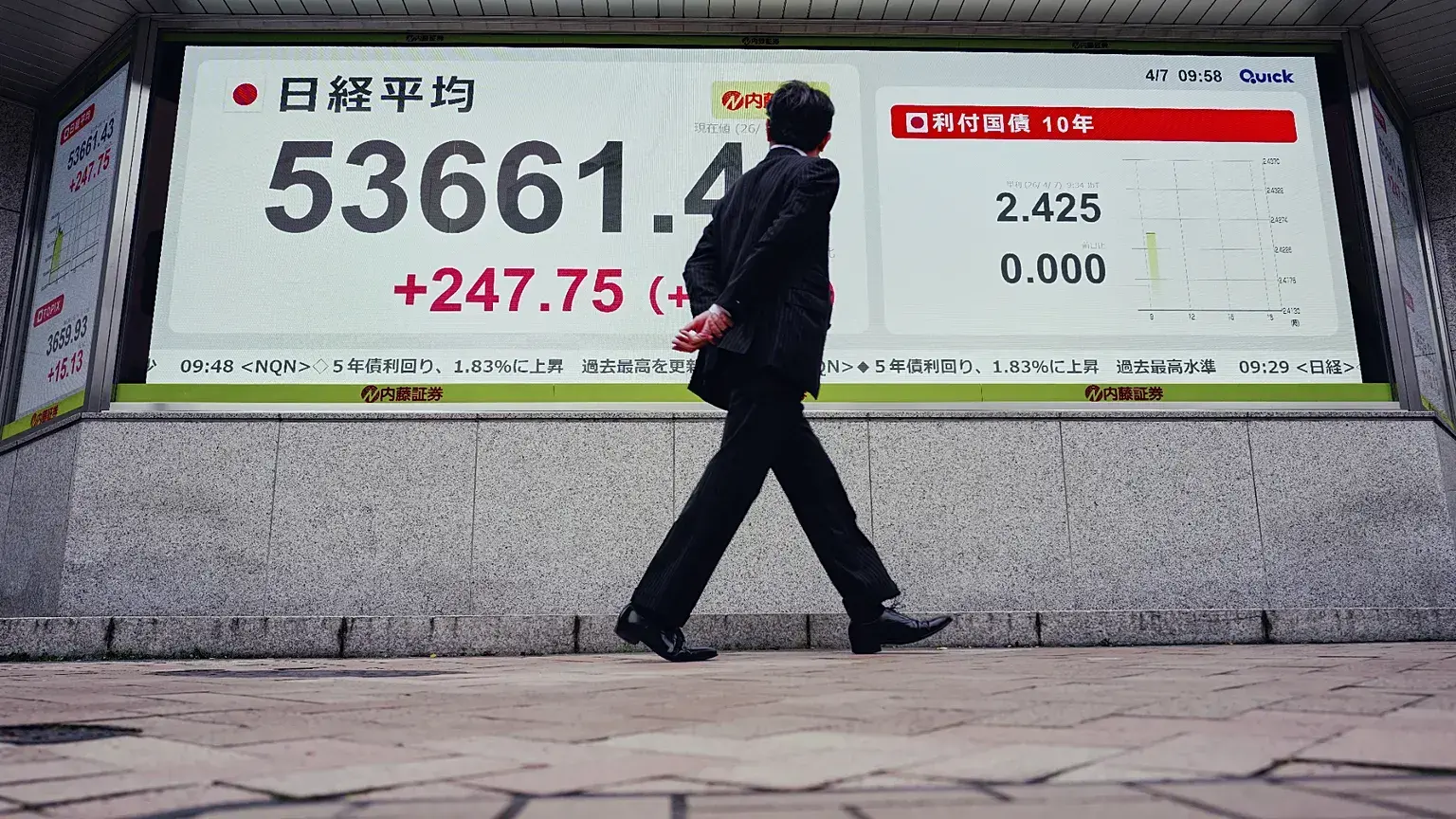 Una persona observa un panel electrónico de cotizaciones con el índice Nikkei de Japón en Tokio, 7 de abril de 2026.