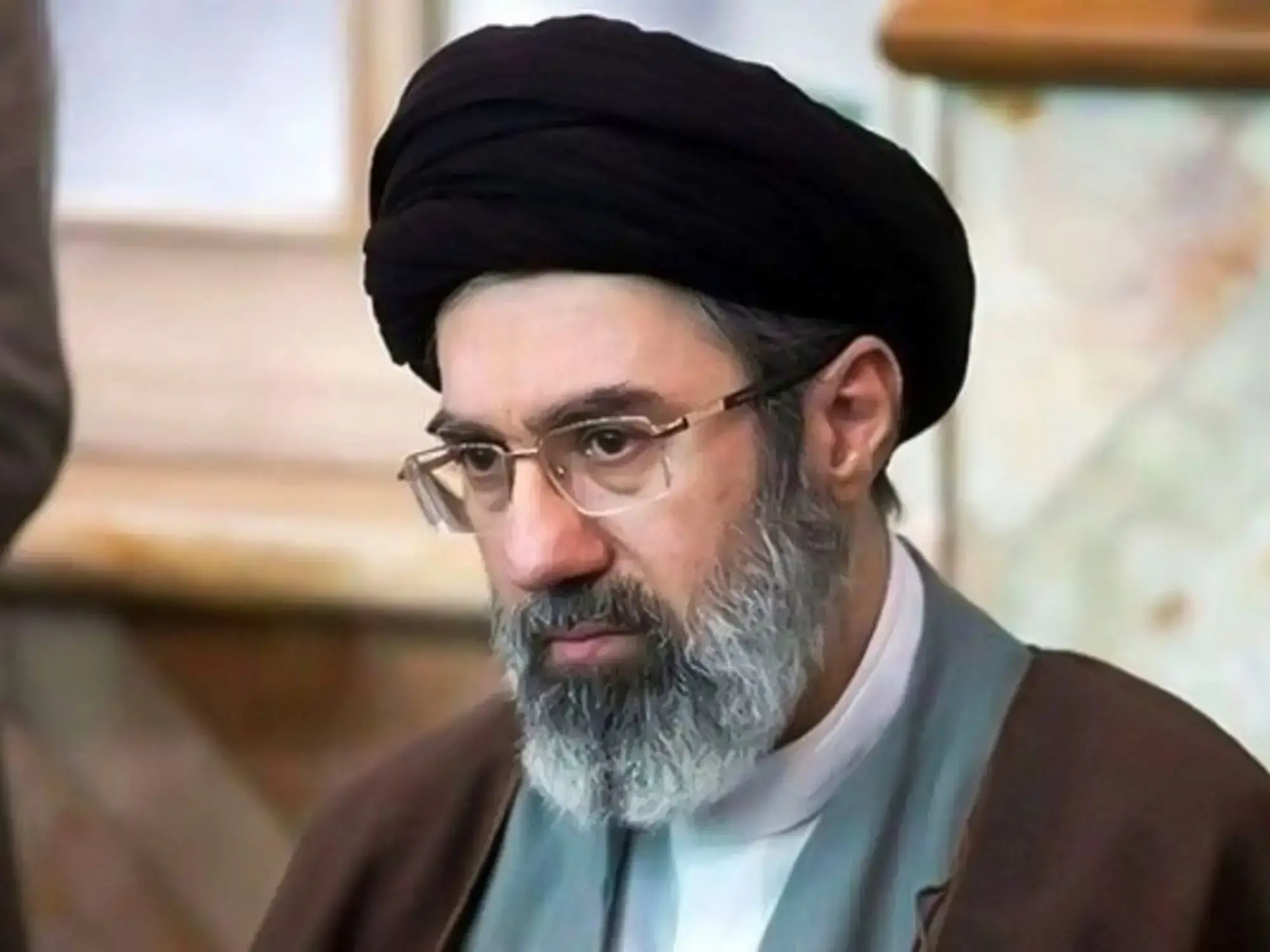 Un manifestante muestra una imagen del líder supremo, Mojtaba Khamenei.