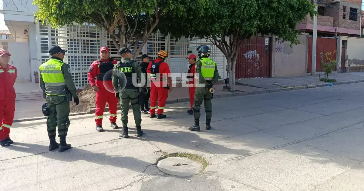 Personal de emergencias interviene en la clínica de la avenida Patria.
