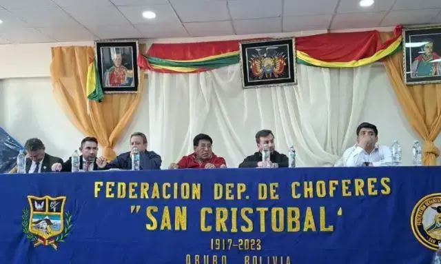 Las autoridades del Gobierno y representantes del transporte en Oruro.