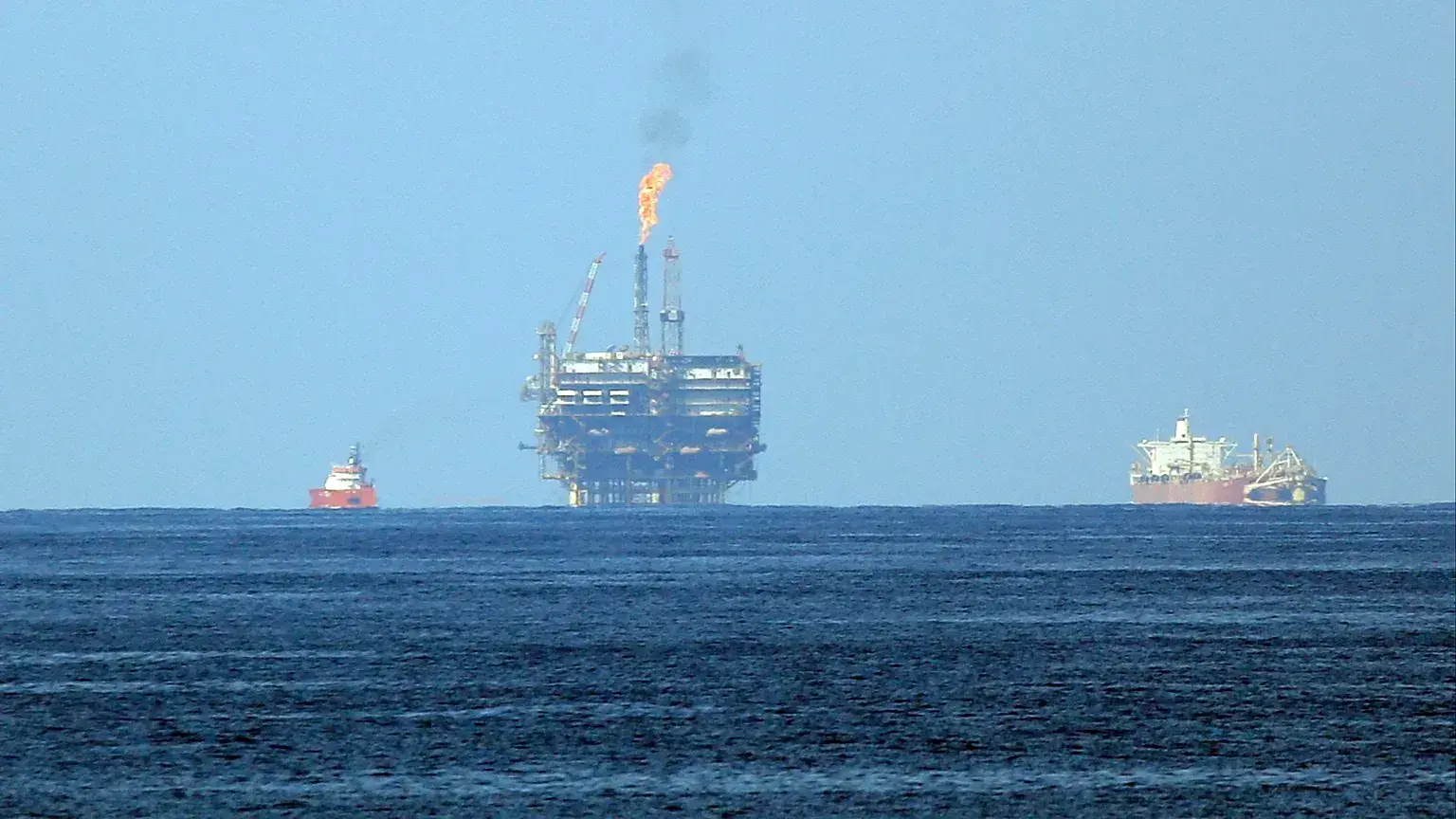 Terminal petrolera marina Bouri de ENI frente a la costa de Libia en 2015.