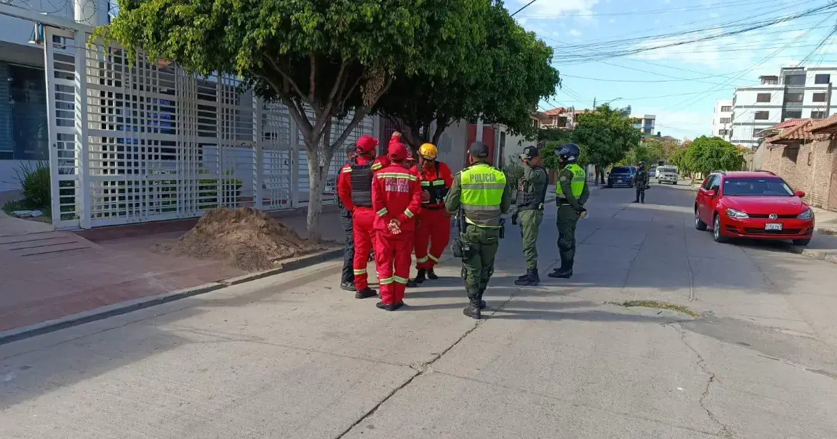 Bomberos y policías en el operativo en la clínica de Cochabamba