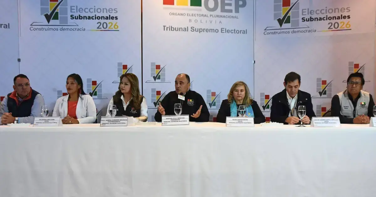 Los vocales del TSE en una conferencia de prensa.