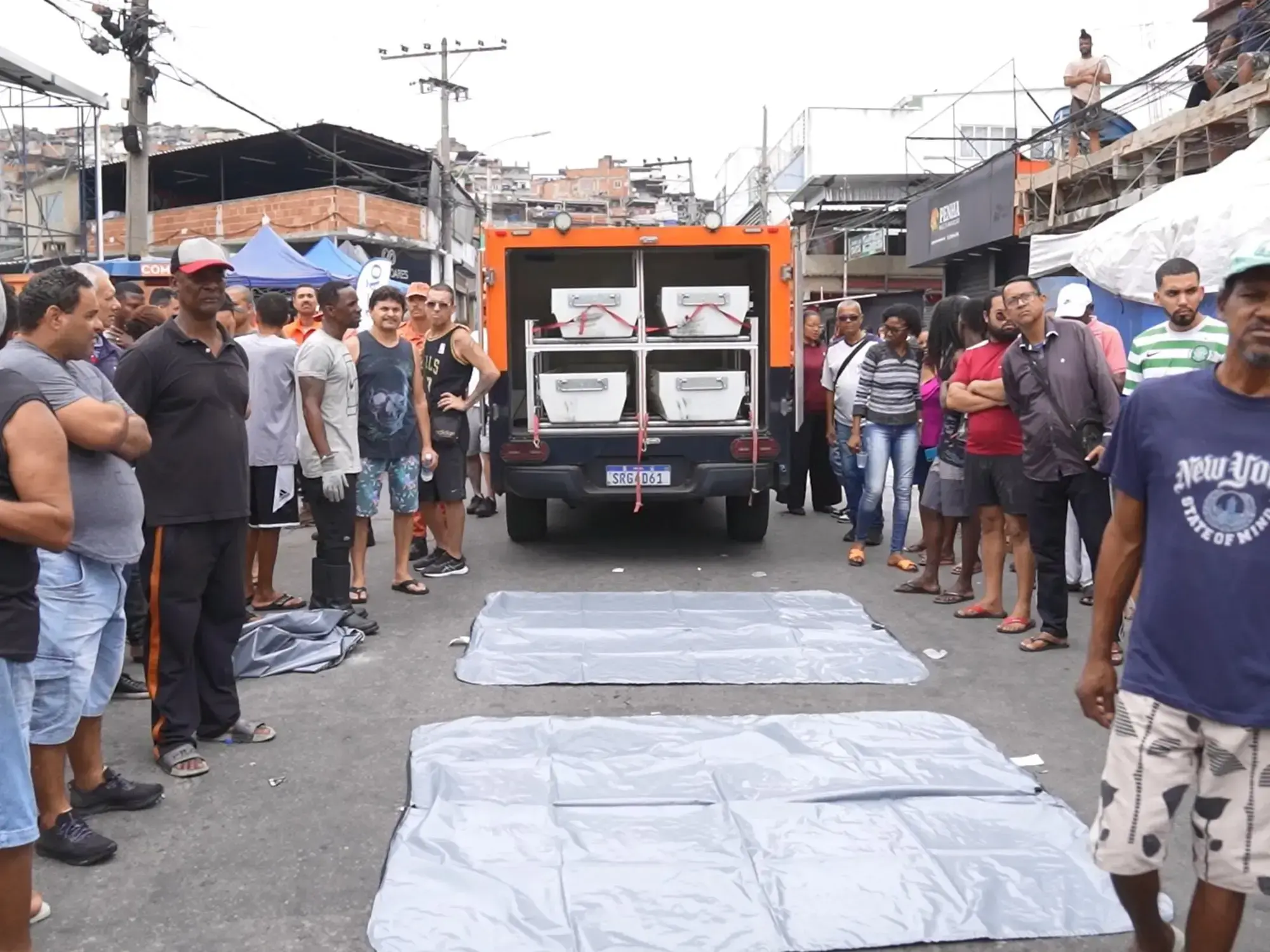 Agentes de la Policía Federal de Carreteras frente a una barricada en el complejo de favelas de Alemão