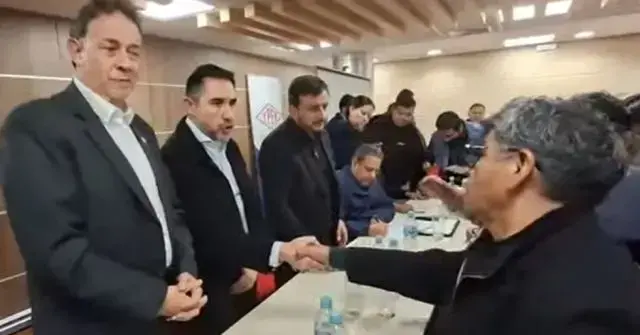 Autoridades de Gobierno y choferes de Oruro tras acuerdo.