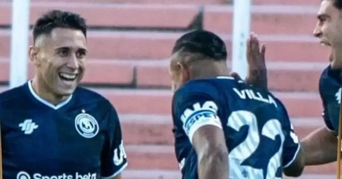 Fernández (izq.) celebra con su compañero Villa la única conquista del partido.