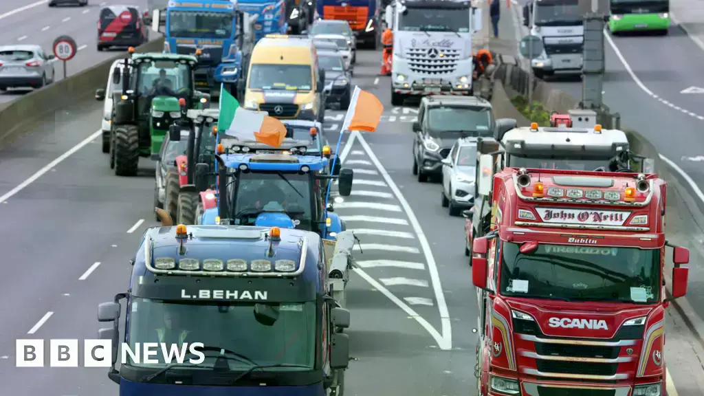 Vehículos participan en las protestas en la autopista N7 cerca de Dublín.