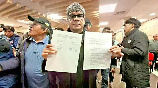 El dirigente de los choferes de Oruro, Lucio Méndez, muestra el acta suscrita.