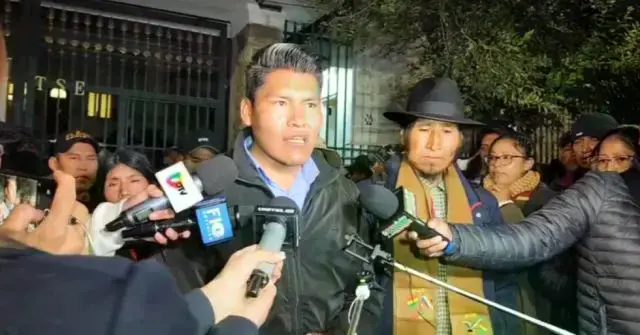 René Yahuasi en predios del TSE.