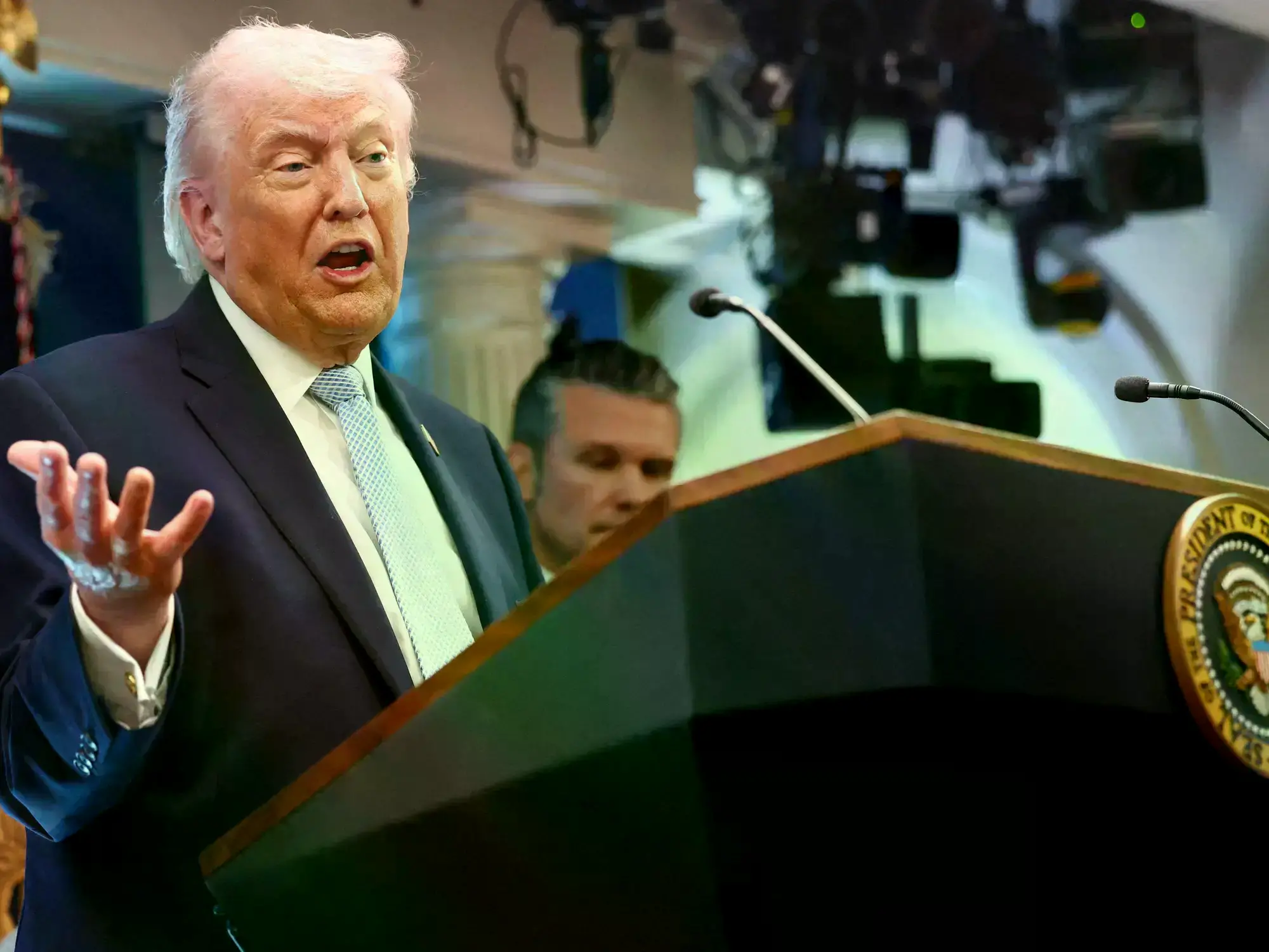 Donald Trump habla con los medios en la Casa Blanca.