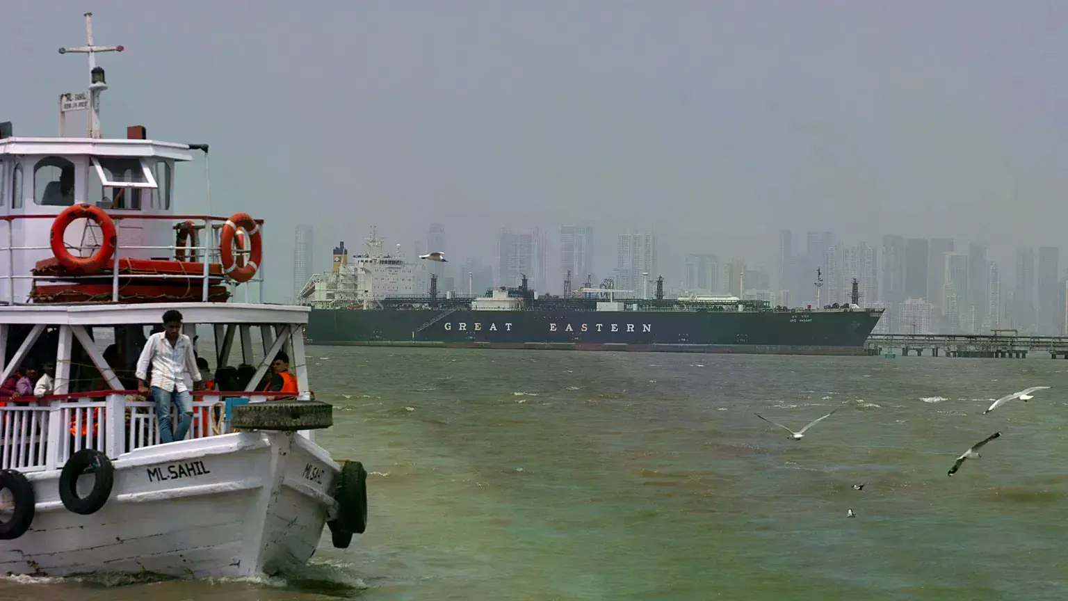 El buque gasero Jag Vasant, de bandera india, transporta gas natural licuado en el puerto de Bombay tras su llegada al Estrec