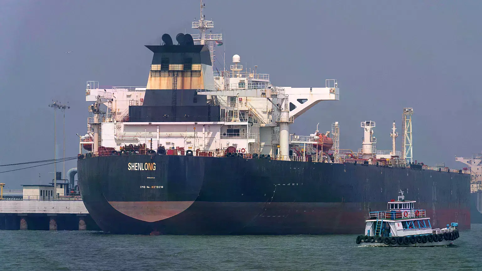 El petrolero Shenlong Suezmax con bandera de Liberia, que transporta crudo saudí, en una foto tras cruzar el estrecho de Ormu