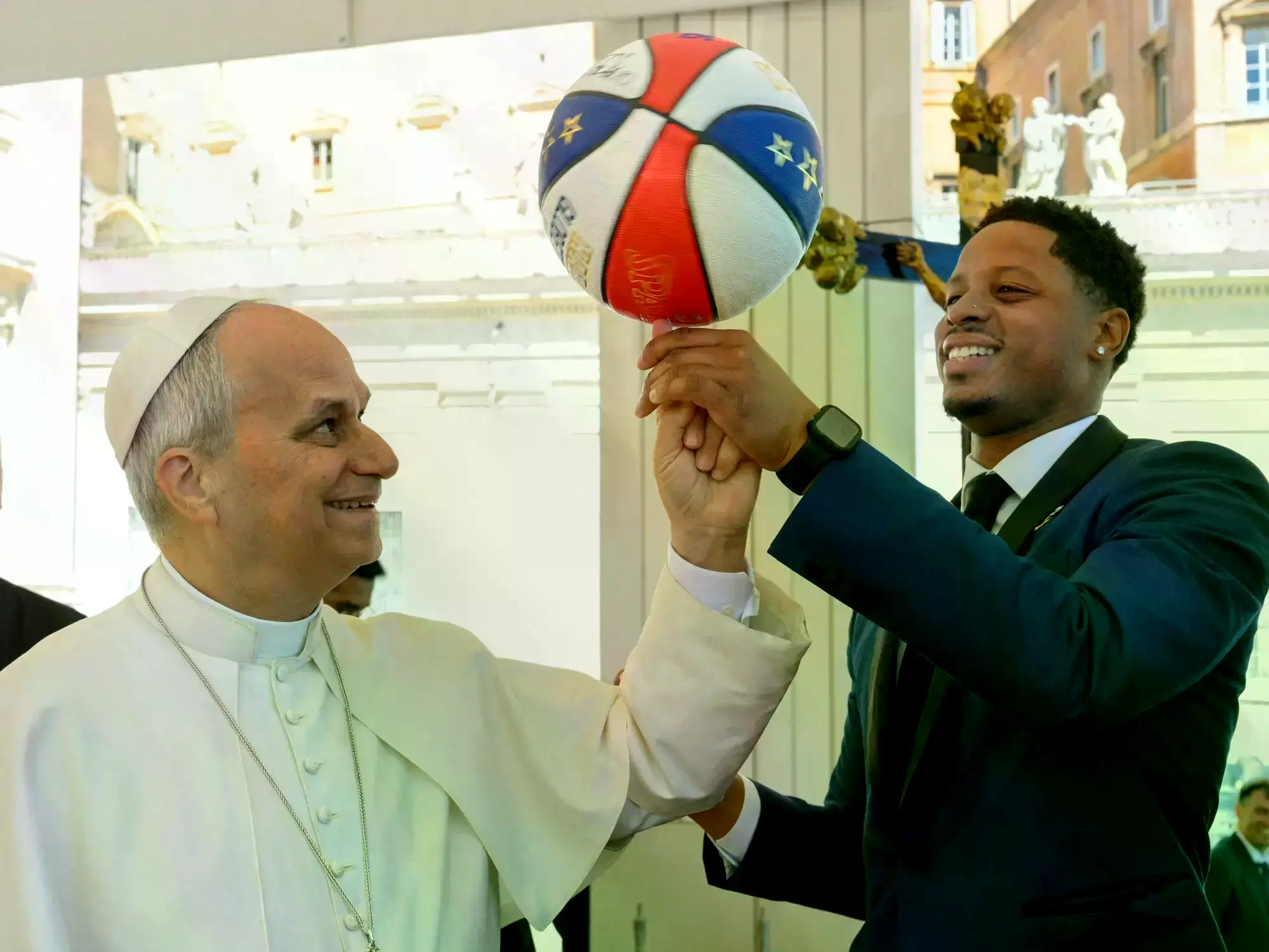 El Papa saluda a los fieles en plaza San Pedro.