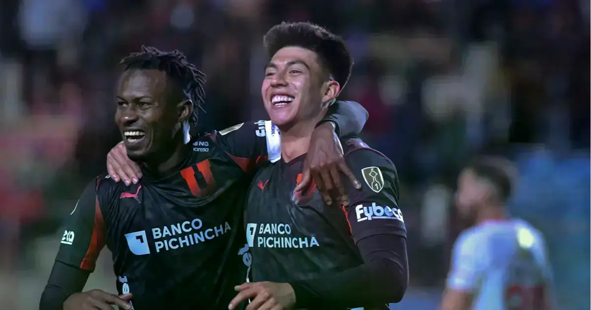 Gabriel Villamil celebra con Michael Estrada tras marcar a Always Ready en El Alto.