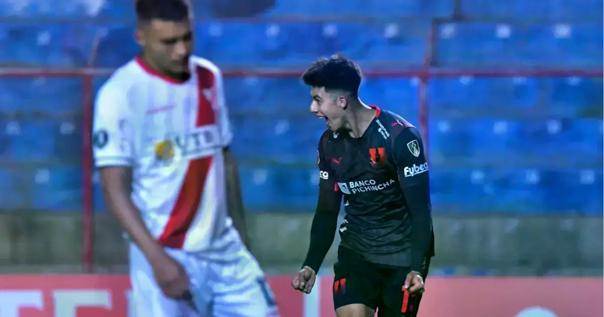 Gabriel Villamil celebra tras marcar el gol de la victoria para Liga de Quito.