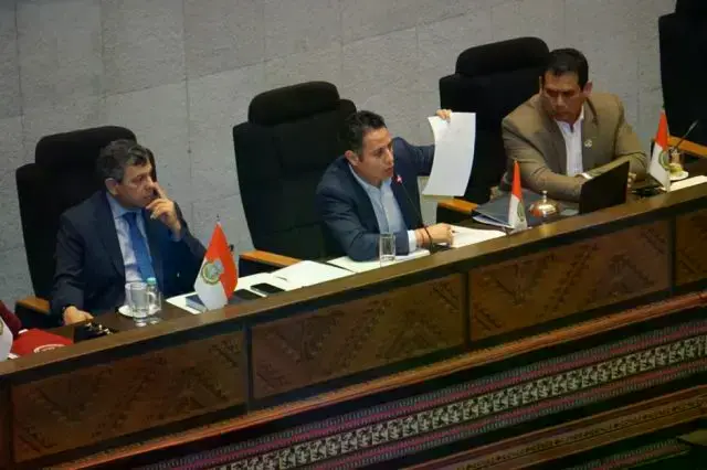 El vicepresidente Edmand Lara (c) dirige la sesión de la Asamblea Legislativa.