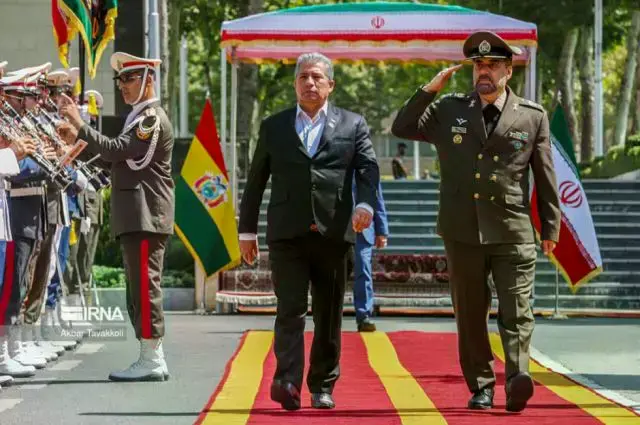 Edmundo Novillo en una visita a Irán cuando ejercía el cargo de ministro de Defensa.