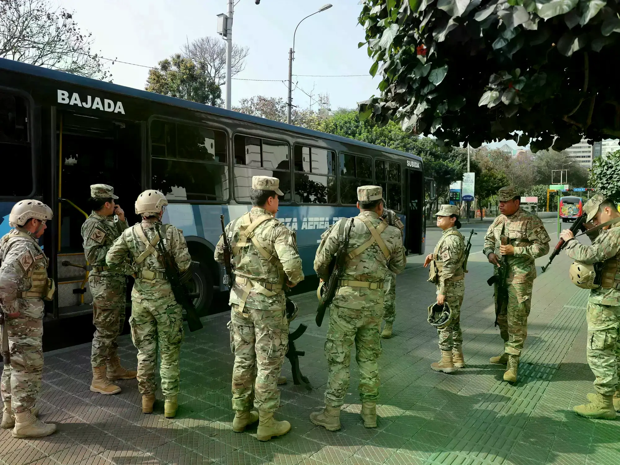 Militares peruanos patrullan una calle en Lima a fines de 2025.