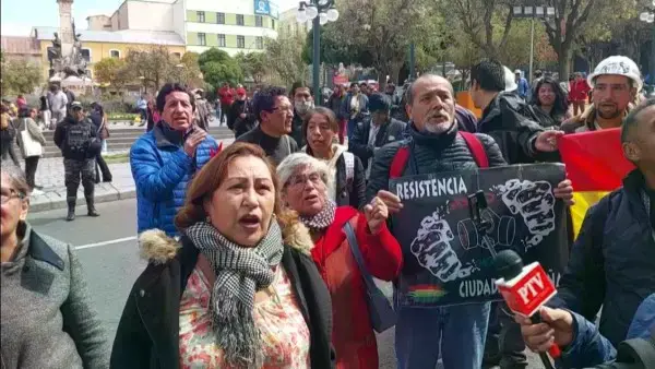 Activistas durante el mitin de protesta en la Plaza Murillo de La Paz.