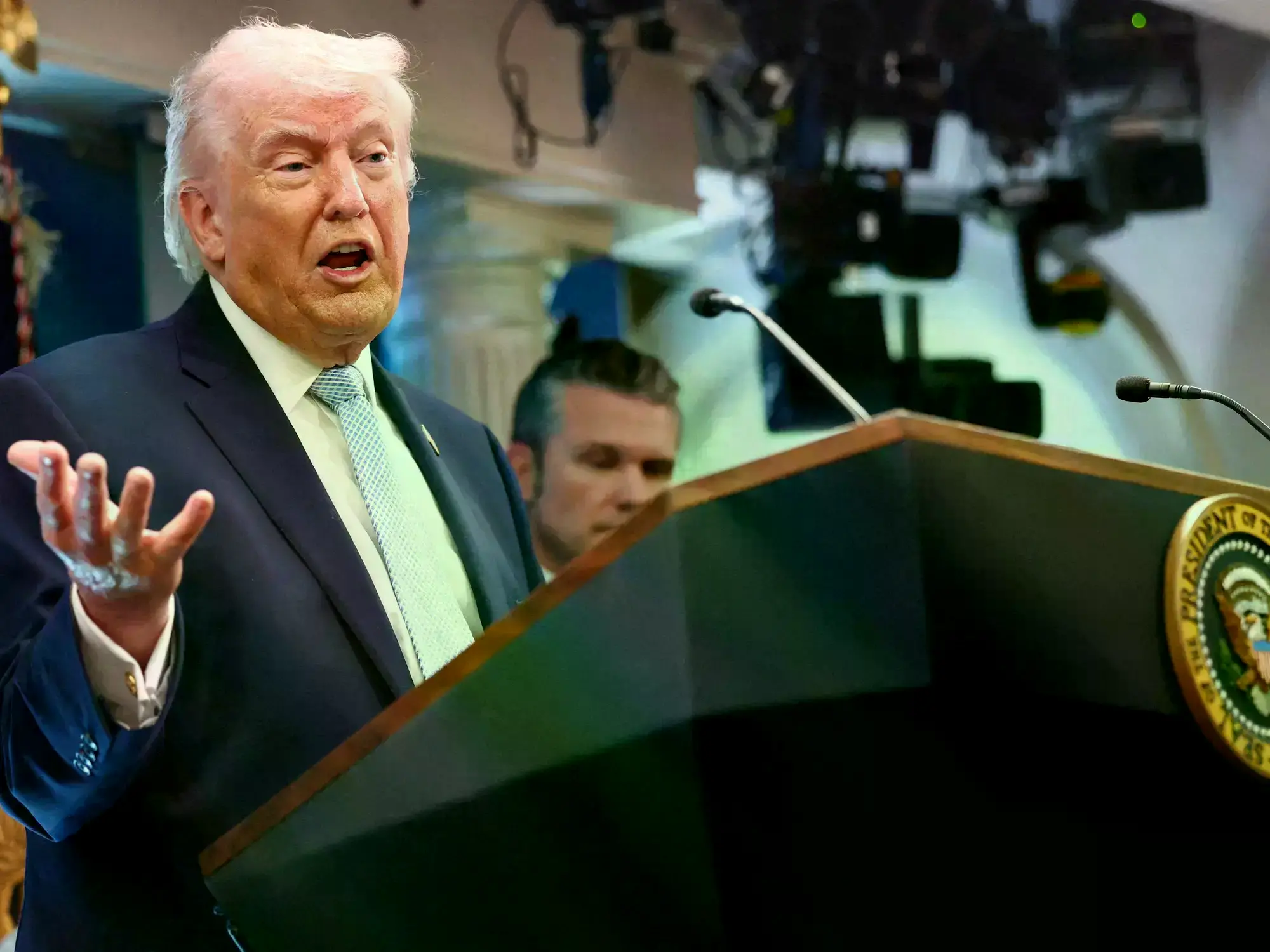 El presidente de Estados Unidos, Donald Trump, flanqueado por el secretario de Defensa, Pete Hegseth, habla durante una confe