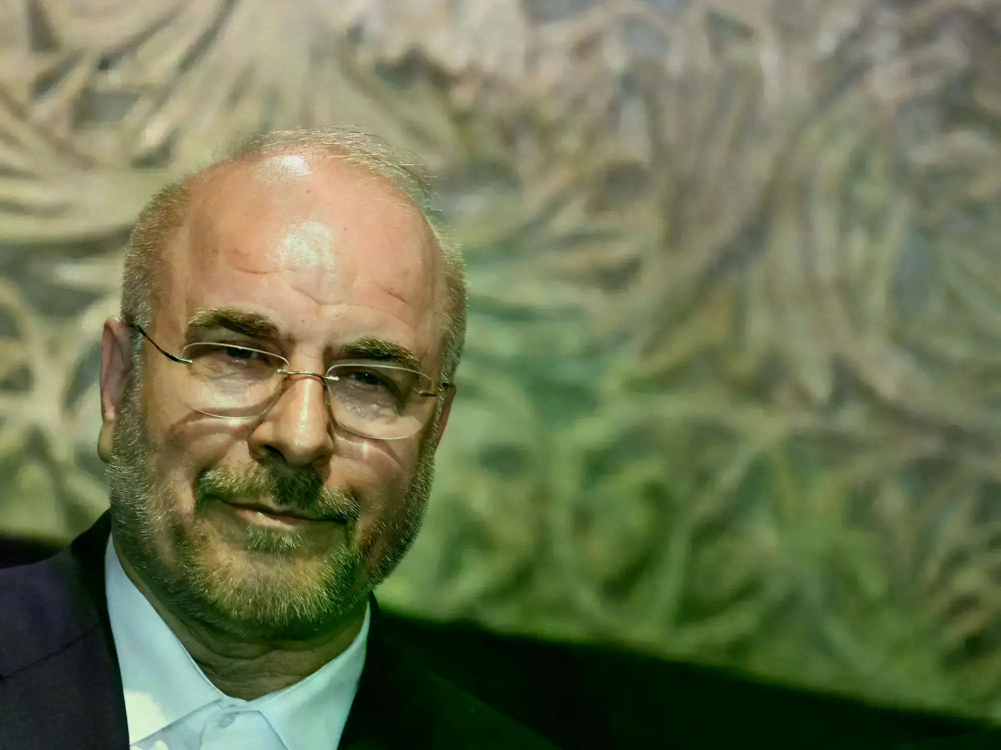 Bomberos y personal de emergencia trabajan entre escombros tras un ataque aéreo israelí en Beirut, Líbano.