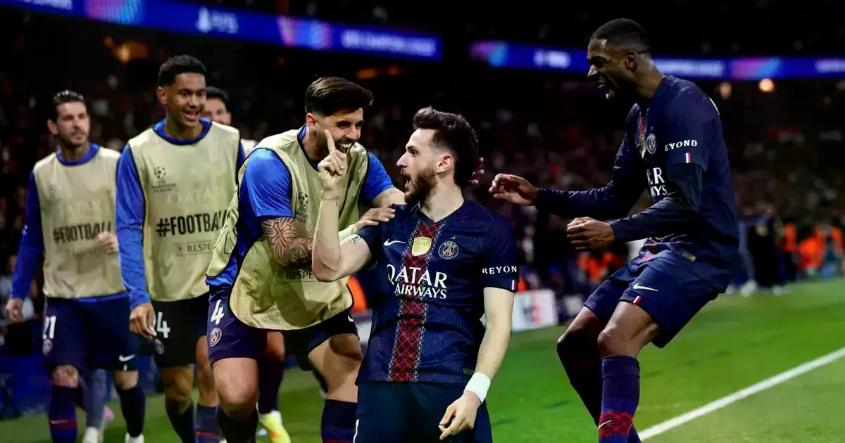 Gol de Khvicha Kvaratskhelia celebrando uno de los goles.