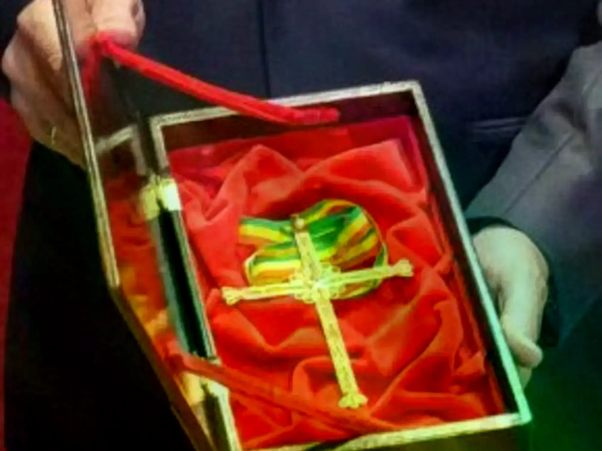 El secretario Marco Rubio y el presidente de Bolivia, Rodrigo Paz, con el crucifijo devuelto.